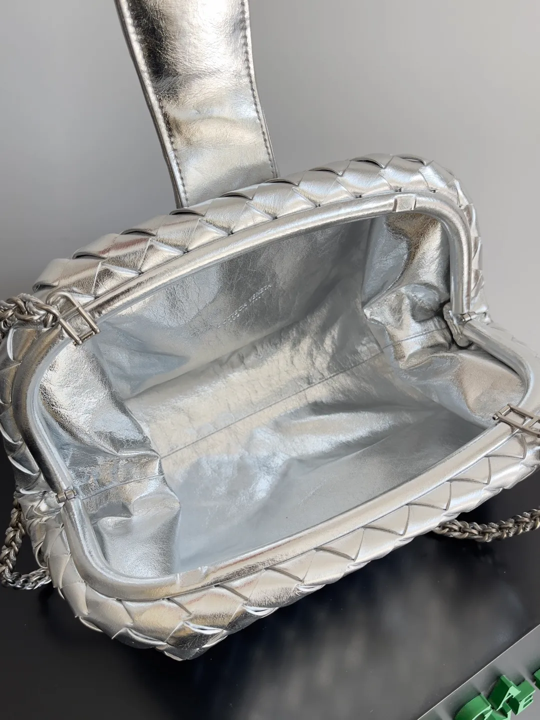Batch 2260 BOTTEGA VENETA Lady's LAUREN CLUTCH Chain Clutch was inspired by 40 years ago. It is a perfect fusion of classic and modern bags. It is effortless and fashionable for any occasion and at any time. The newly added detachable metal chain allows people to have more ways to carry it. It is grand and elegant. Style No.: 785807 Size: 31.5*16.5*11cm